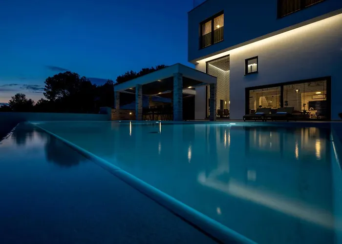 Ferienvilla Grc Mit Infinity Pool By Interhome