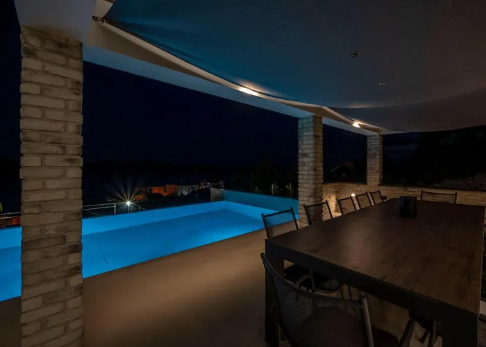 Ferienvilla Grc Mit Infinity Pool By Interhome בית נופש ז'אבוריץ'