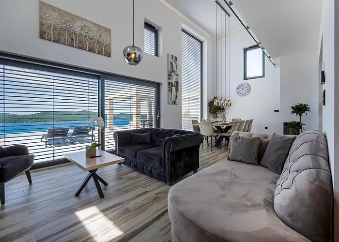 בית נופש Ferienvilla Grc Mit Infinity Pool By Interhome ז'אבוריץ'