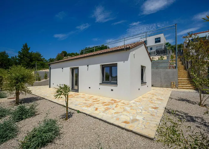 Ferienvilla Grc Mit Infinity Pool By Interhome * ז'אבוריץ'